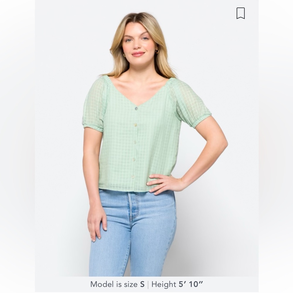 (L) NWT: Heatherly Finley Button Detail Top